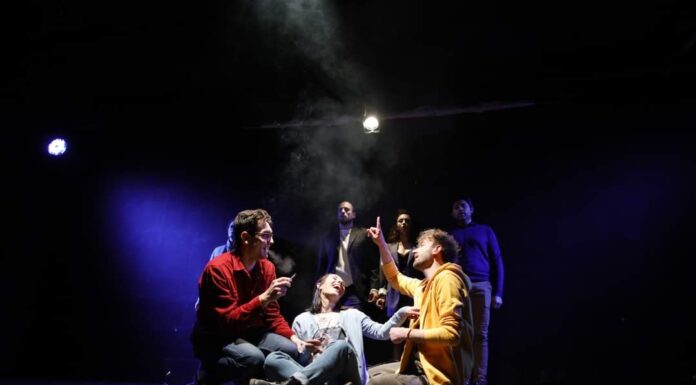 “La fine del mese” da Henna – Teatro e Arte” a Santa Maria Capua Vetere: una commedia di Mario Autore e Vittorio Passaro sulla generazione che insegue il futuro